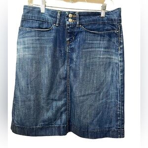 Banana Republic New condition Jean skirt. Medium wash. Size 4L.
